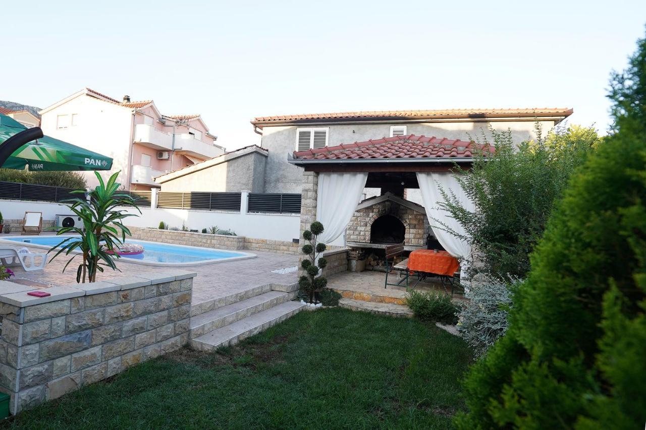 Villa Tago With Heated New Pool Каштела Экстерьер фото