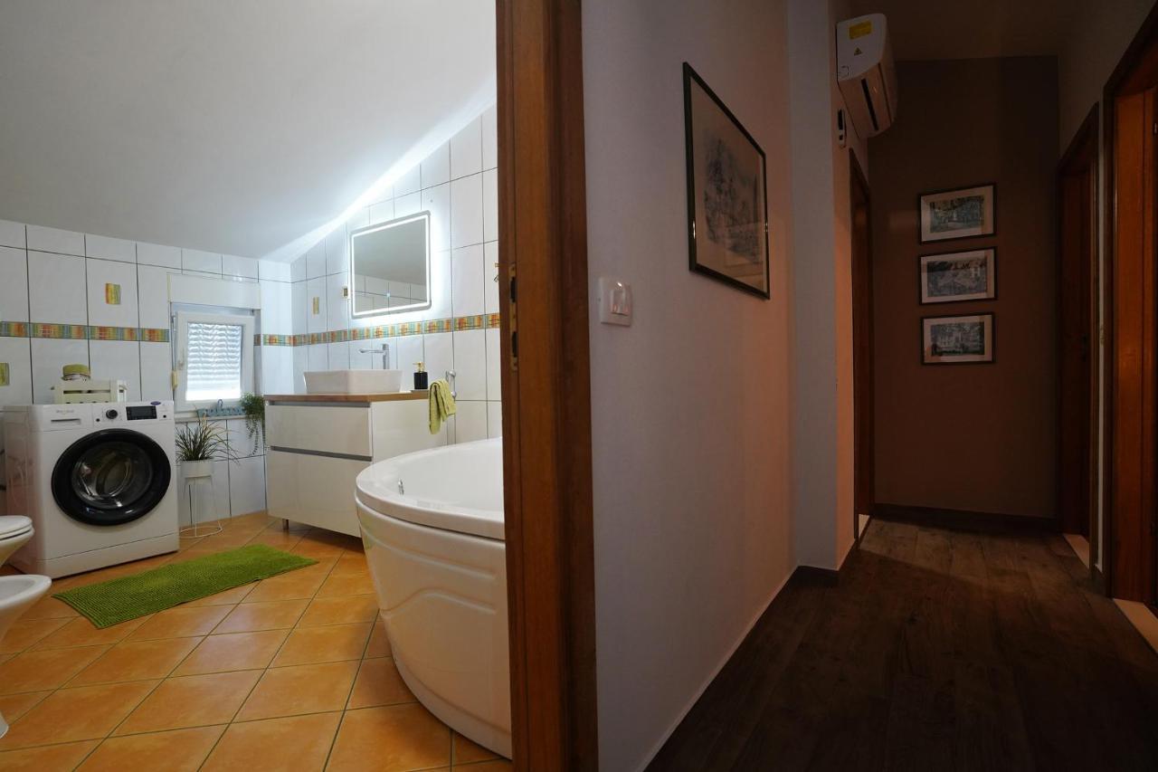 Villa Tago With Heated New Pool Каштела Экстерьер фото