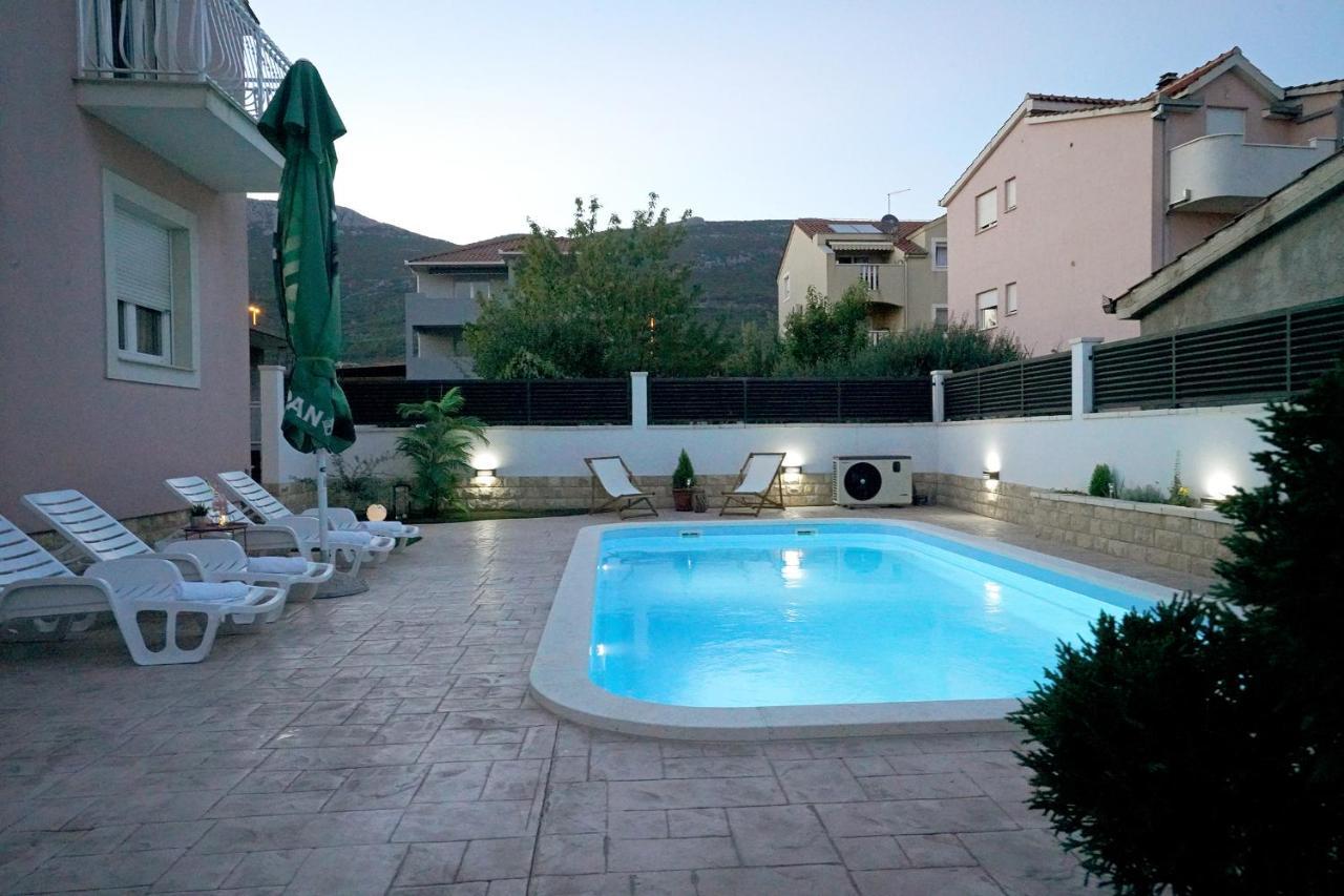 Villa Tago With Heated New Pool Каштела Экстерьер фото