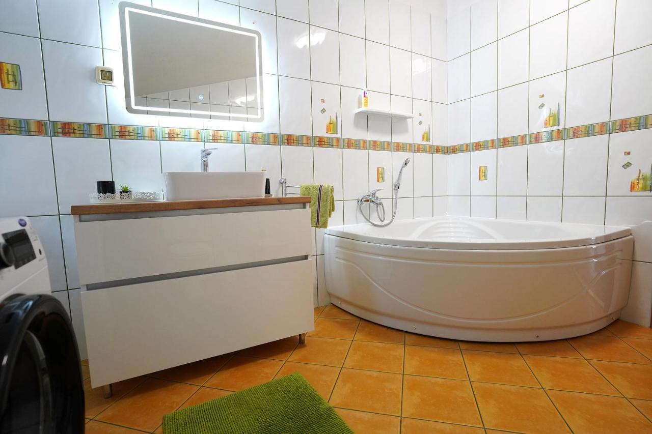 Villa Tago With Heated New Pool Каштела Экстерьер фото