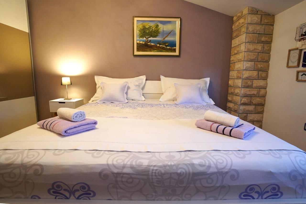 Villa Tago With Heated New Pool Каштела Экстерьер фото