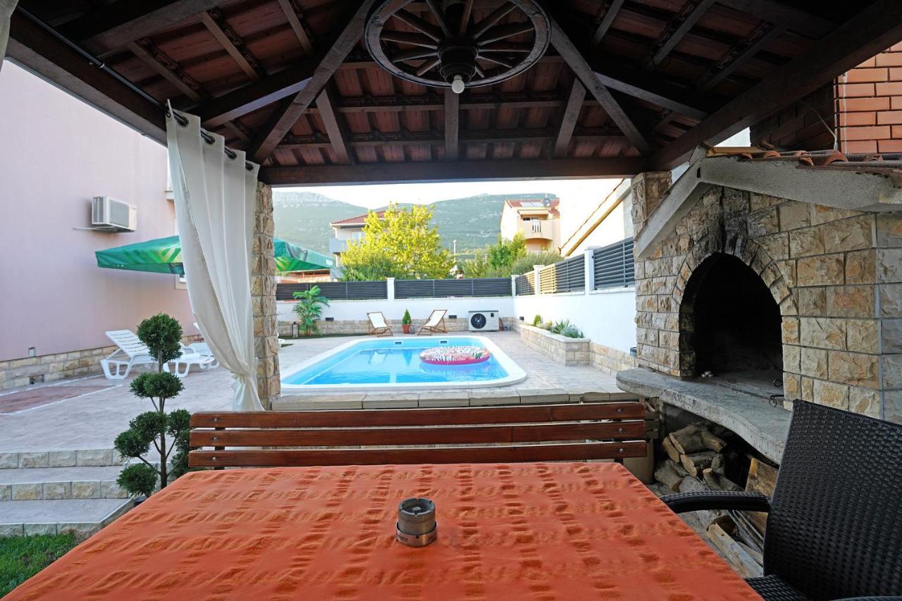 Villa Tago With Heated New Pool Каштела Экстерьер фото
