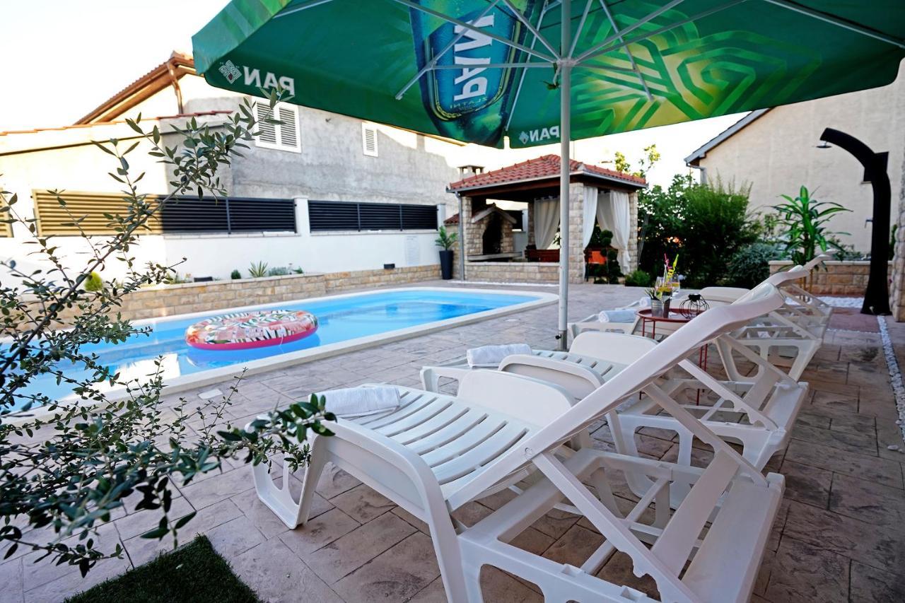 Villa Tago With Heated New Pool Каштела Экстерьер фото