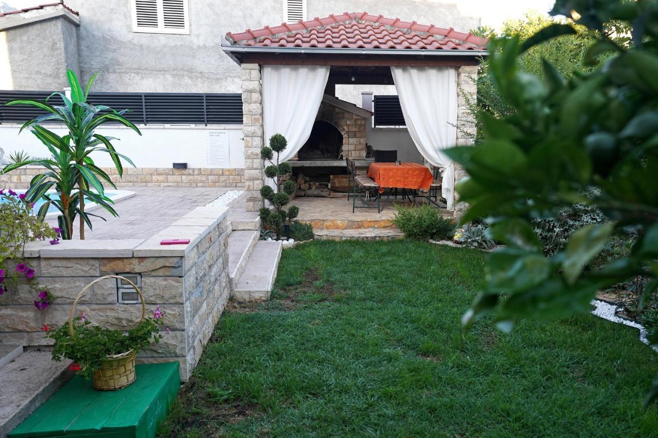 Villa Tago With Heated New Pool Каштела Экстерьер фото