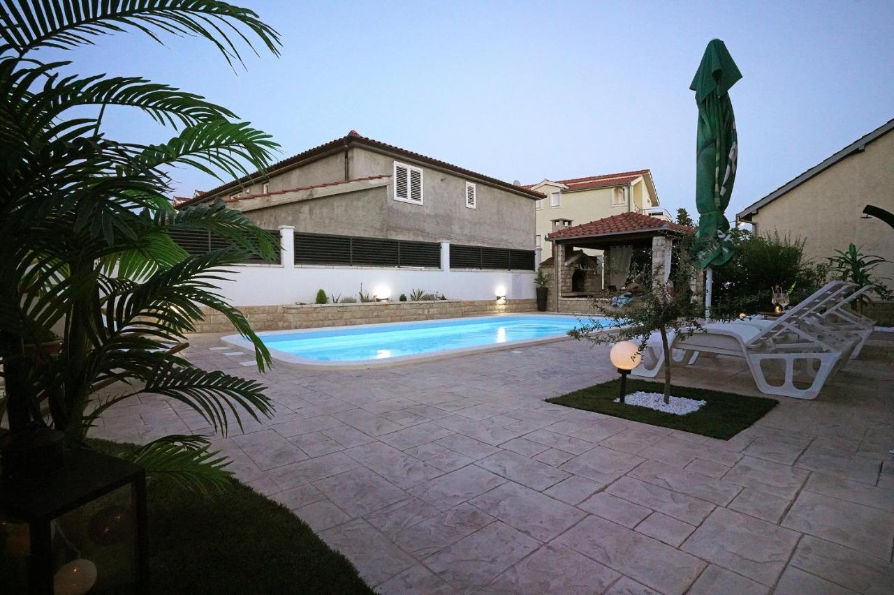 Villa Tago With Heated New Pool Каштела Экстерьер фото