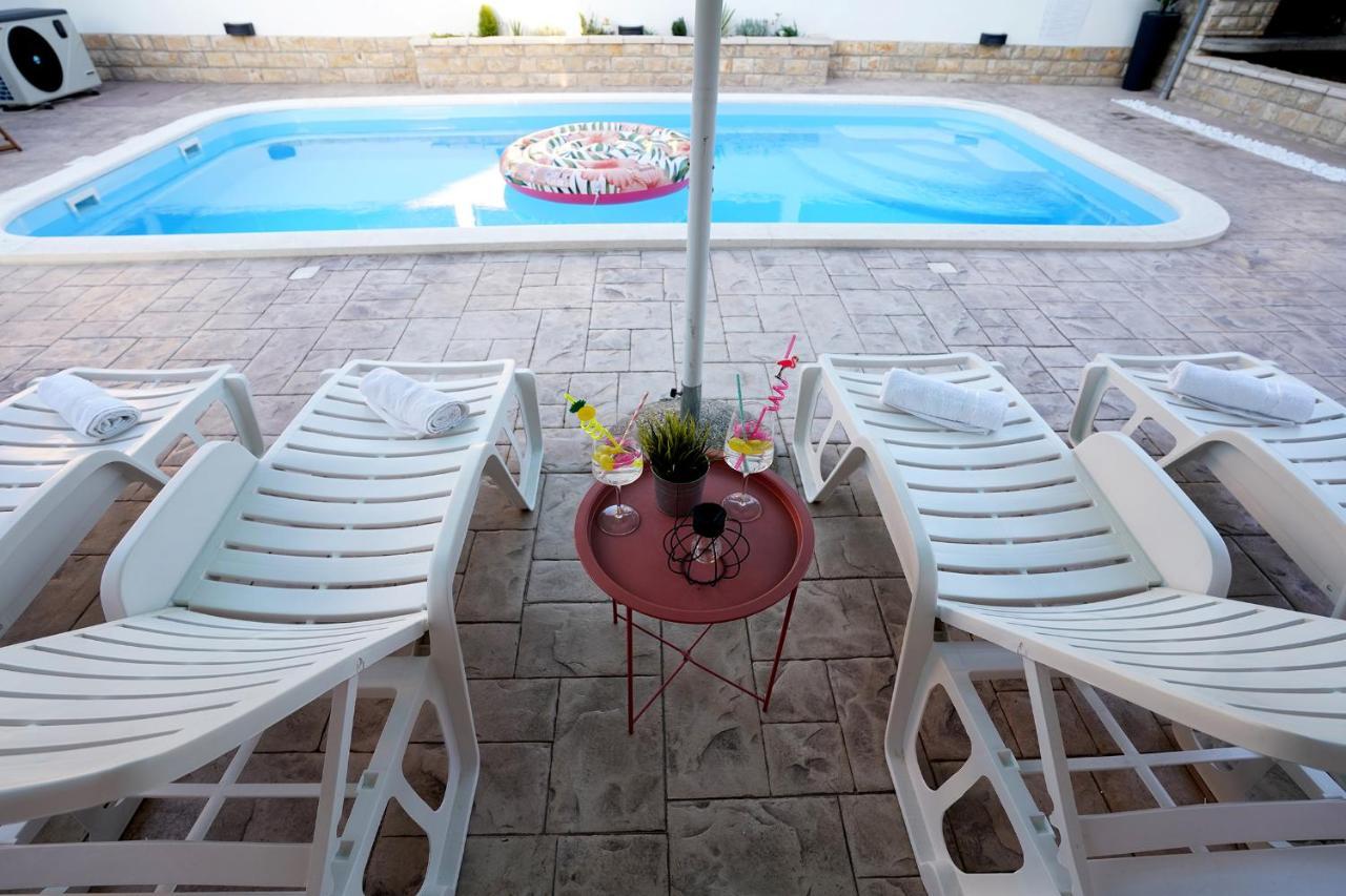 Villa Tago With Heated New Pool Каштела Экстерьер фото