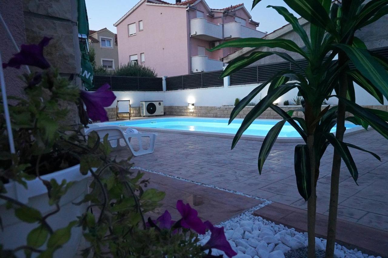 Villa Tago With Heated New Pool Каштела Экстерьер фото
